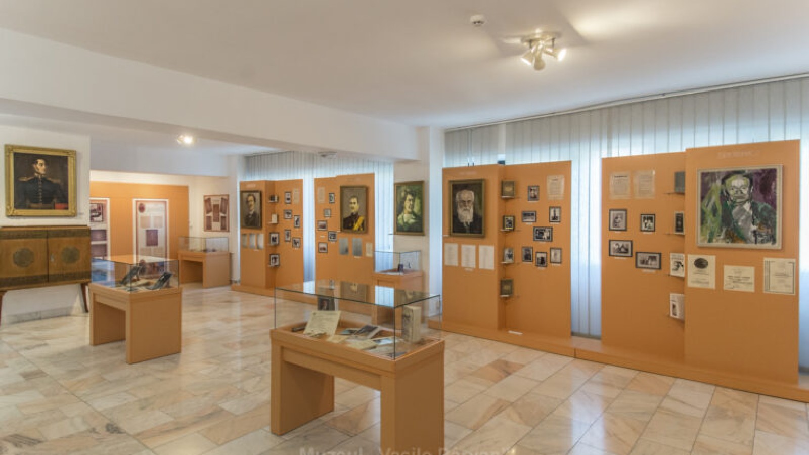 Muzeul „Vasile Pârvan” Bârlad, Secția Personalități bârlădene și Bibliotecă